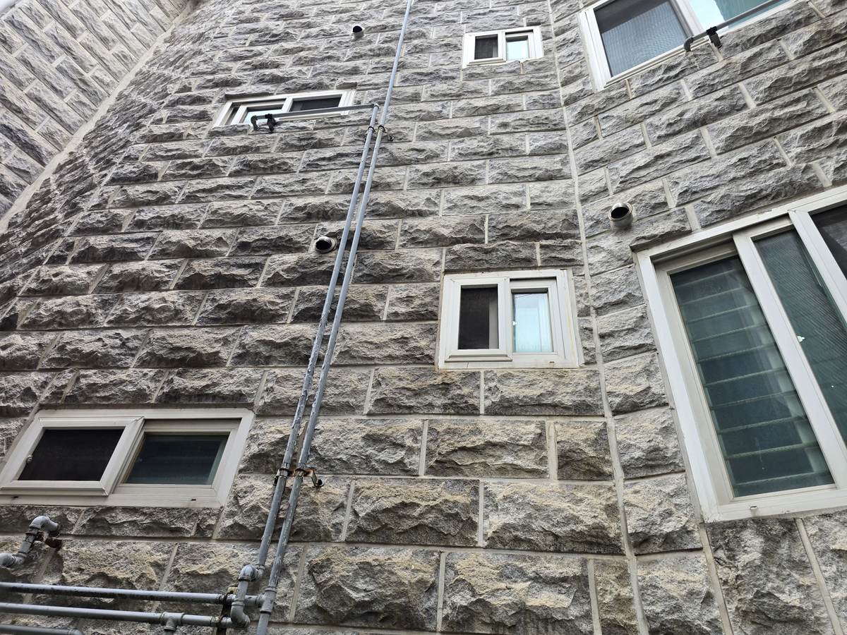 다세대주택 외벽을 따라 노출된 급수관 입상배관 전경